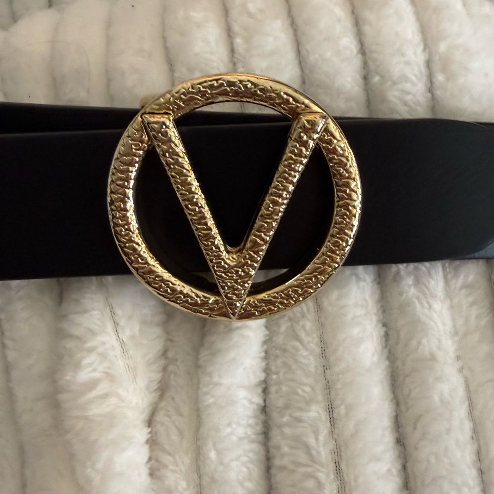 Valentino Garavani Black Leather Belt with Gold Circular V Buckle - Picture 2 of 8